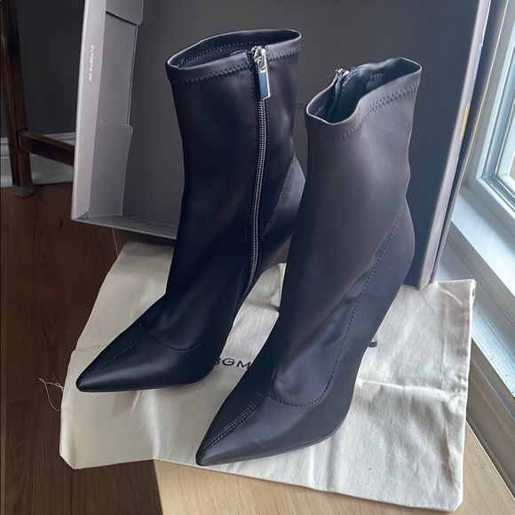 BCBGMAXAZRIA Women’s Black Stretch Satin Jolie Boot
PRE~LOVED EXCELLENT COND!! - Picture 2 of 8